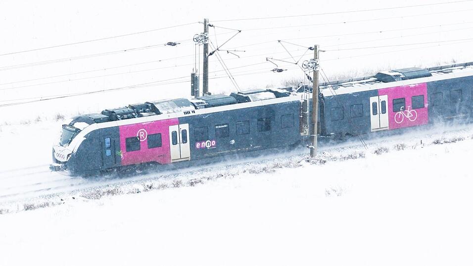 Der Zugverkehr hatte mit den Folgen von Schnee und Eis zu kämpfen. Der Zugverkehr hatte mit den Folgen von Schnee und Eis zu kämpfen.