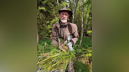 Heinrich Raab findet: So ein kleines Kitz in den H&auml;nden zu halten, entlohnt die Arbeit.
