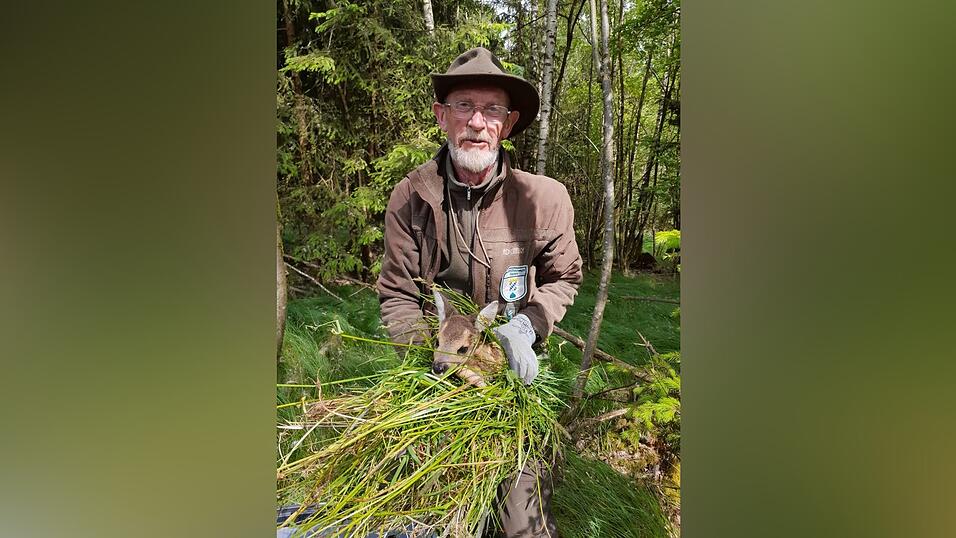 Heinrich Raab findet: So ein kleines Kitz in den H&auml;nden zu halten, entlohnt die Arbeit.
