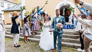Ein langes Spalier erwartet Sabrina und Florian Schnitzbauer am Kirchenportal. Ein langes Spalier erwartet Sabrina und Florian Schnitzbauer am Kirchenportal.