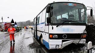Mehrere Kinder sind bei einem Schulbus-Unfall in Oberbayern verletzt worden. Der Bus war im Landkreis Traunstein mit einem Auto zusammengestoßen. Mehrere Kinder sind bei einem Schulbus-Unfall in Oberbayern verletzt worden. Der Bus war im Landkreis Traunstein mit einem Auto zusammengestoßen.