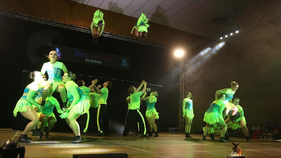 Dance United mit Flugvorführungen. Dance United mit Flugvorführungen.