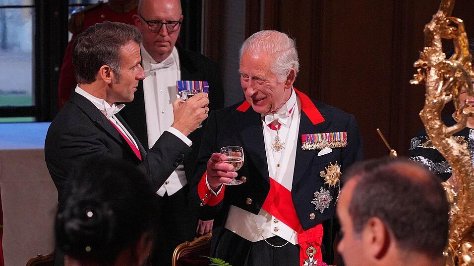 Emmanuel Macron (l) und König Charles III. stießen auf die britisch-französische Freundschaft an. Emmanuel Macron (l) und König Charles III. stießen auf die britisch-französische Freundschaft an.