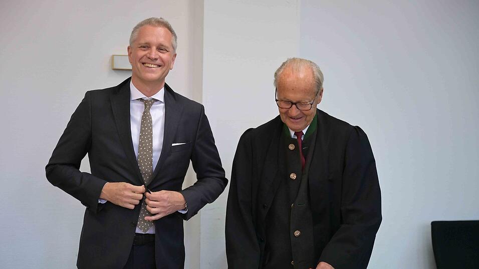 Er hat am Ende dann gut lachen: der AfD-Europaabgeordnete Bystron (links).