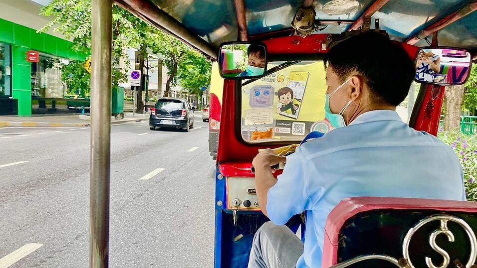 Eine Fahrt durch Bangkok mit dem warmen Fahrtwind im Haar ist eine beliebte Touristenattraktion. Eine Fahrt durch Bangkok mit dem warmen Fahrtwind im Haar ist eine beliebte Touristenattraktion.