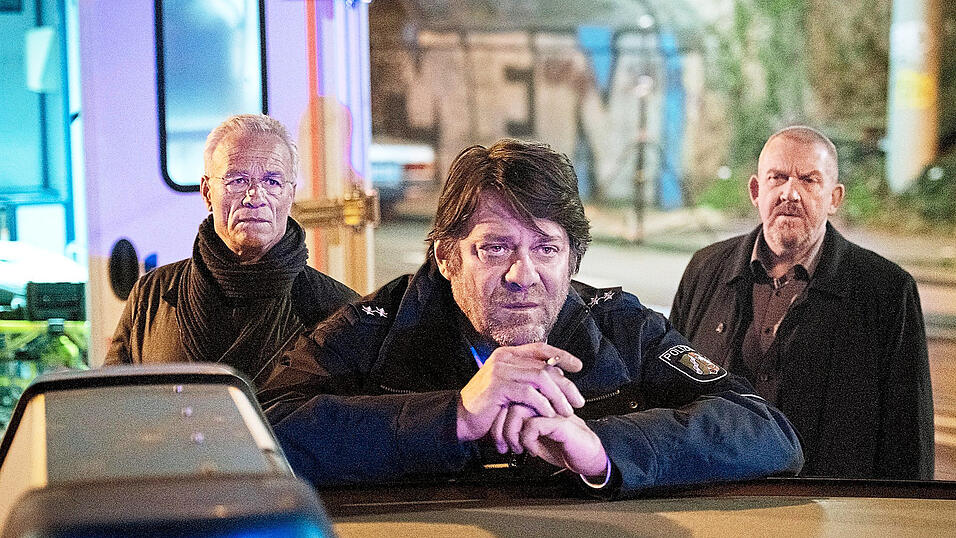 Freddys alter Kumpel Frank Lorenz (Roeland Wiesnekker, Mitte) spaltet die Kommissare Max Ballauf (Klaus J. Behrendt, links) und Freddy Schenk (Dietmar Bär). Seinetwegen geraten sie in Streit. Freddys alter Kumpel Frank Lorenz (Roeland Wiesnekker, Mitte) spaltet die Kommissare Max Ballauf (Klaus J. Behrendt, links) und Freddy Schenk (Dietmar Bär). Seinetwegen geraten sie in Streit.