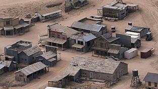 Diese Luftaufnahme zeigt die Bonanza Creek Ranch nach dem t&ouml;dlichen Schuss aus einer Requisitenwaffe auf die Chef-Kamerafrau am Set eines Westerns.