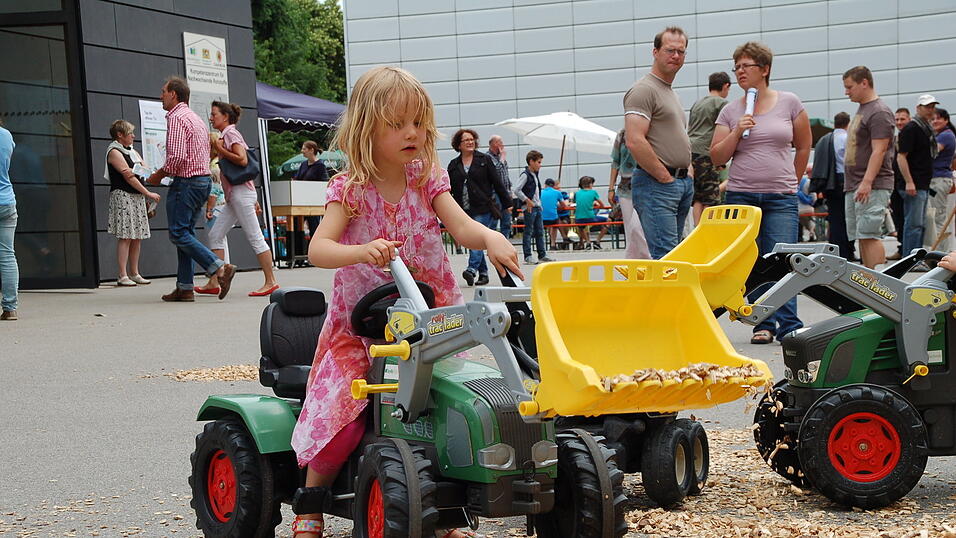 Ein buntes Unterhaltungsprogramm für die ganze Familie wartet beim Tag der offenen Tür am Kompetenzzentrum für Nachwachsende Rohstoffe. Ein buntes Unterhaltungsprogramm für die ganze Familie wartet beim Tag der offenen Tür am Kompetenzzentrum für Nachwachsende Rohstoffe.
