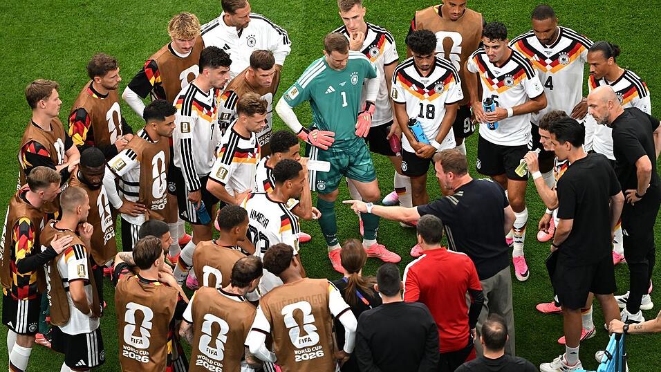 Erste Aufbauarbeit noch auf dem Platz im Finalstadion. Erste Aufbauarbeit noch auf dem Platz im Finalstadion.