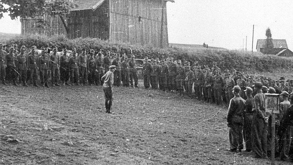 Auf der Spitze-Wiese in K&ouml;tzting verabschiedet sich General Wend von Wietersheim von seinem Stab.