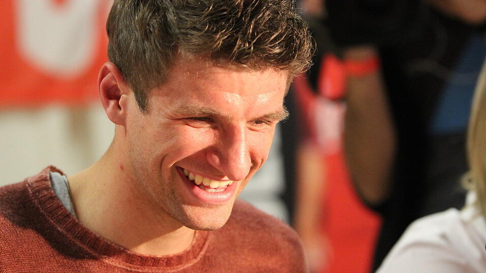 Thomas Müller besuchte am Sonntagnachmittag den 'FC Bayern-Fanclub Straubing '93'. (Foto: Fabian Roßmann) Thomas Müller besuchte am Sonntagnachmittag den 'FC Bayern-Fanclub Straubing '93'. (Foto: Fabian Roßmann)