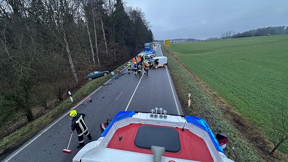 Beim Unfall auf der B 85 waren vier Fahrzeuge beteiligt. Beim Unfall auf der B 85 waren vier Fahrzeuge beteiligt.