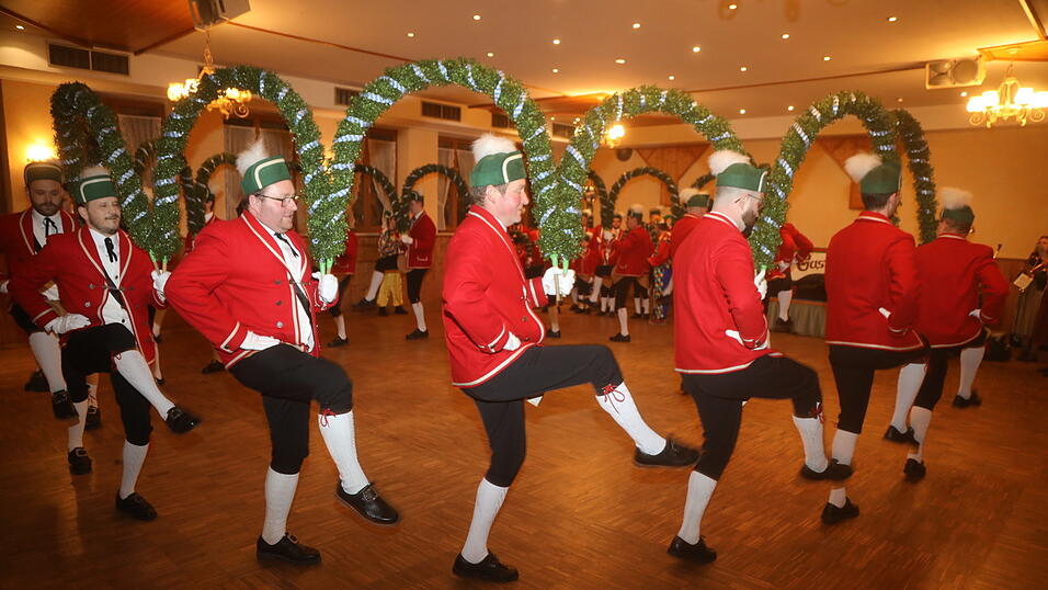 Am Sonntag um 11 Uhr tanzen die Schäffler am Taufkirchener Rathausplatz. Foto: Hans Kronseder Am Sonntag um 11 Uhr tanzen die Schäffler am Taufkirchener Rathausplatz. Foto: Hans Kronseder