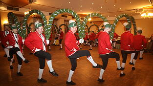 Am Sonntag um 11 Uhr tanzen die Sch&auml;ffler am Taufkirchener Rathausplatz. Foto: Hans Kronseder