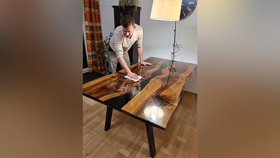 Andreas Spanner kreiert glanzvolle Möbelstücke. Andreas Spanner kreiert glanzvolle Möbelstücke.