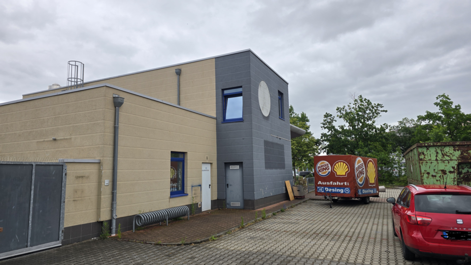Mitte Mai: Das Logo der Fastfood-Kette 'Burger King' ist abmontiert, auch die Rutsche wurde in Containern entsorgt.