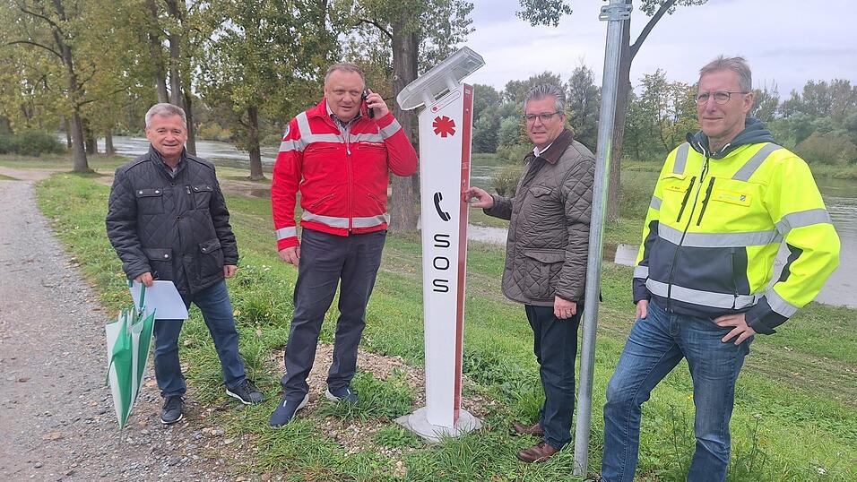 SOS per Knopfdruck: (v. l.) Gesch&auml;ftsleiter Josef Hofmeister, Ludwig Helfrich (Kreiswasserwacht), B&uuml;rgermeister Hans Schmalhofer und Hermann Waas (Wasserwirtschaftsamt).