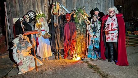 Die Geister nach der Wanderung am Biohof Becher.