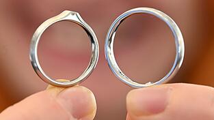 Für Brautpaare sind Trauring aus Platin - wie links zu sehen - eine Alternative. (Archivbild) Für Brautpaare sind Trauring aus Platin - wie links zu sehen - eine Alternative. (Archivbild)