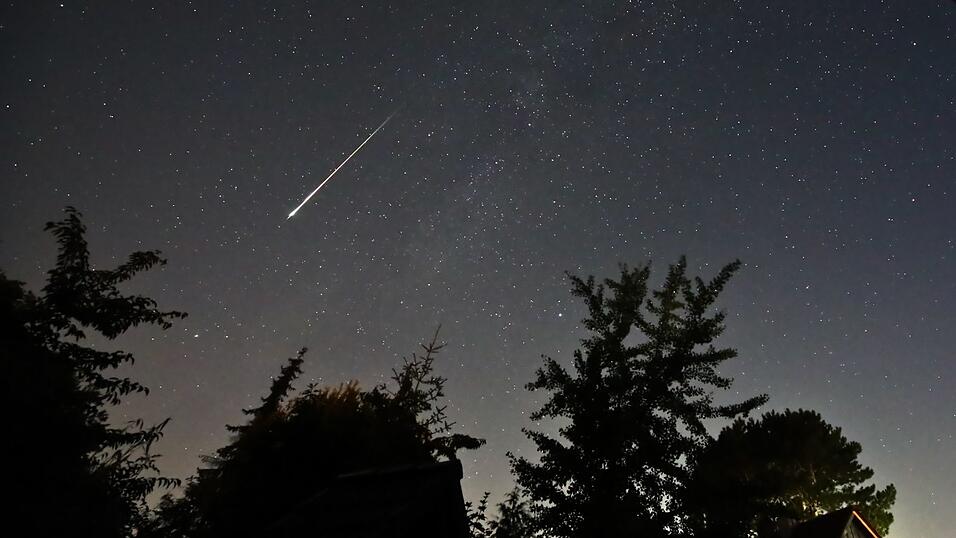 Ein Perseidenmeteor zieht über den Himmel. (Archivbild) Ein Perseidenmeteor zieht über den Himmel. (Archivbild)
