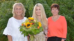 Die beiden Vorsitzenden des OGV Obertr&uuml;benbach/Kalsing pr&auml;sentierten als Weink&ouml;nigin 2019 Sabrina Haimerl aus Wanning.