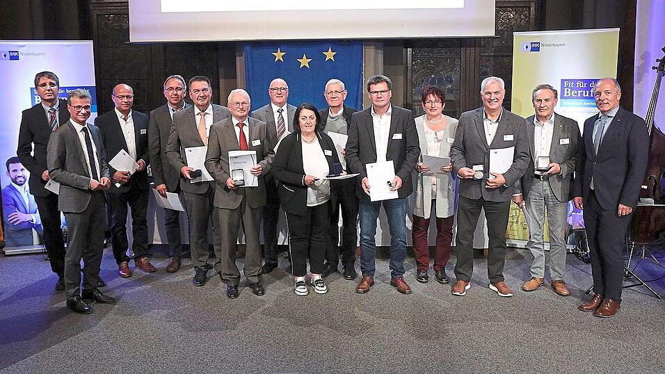 Die ausgezeichneten Prüfer aus Dingolfing-Landau mit IHK-Präsident Thomas Leebmann (r.) und Wissenschaftsminister Bernd Sibler (2.v.l.). Die ausgezeichneten Prüfer aus Dingolfing-Landau mit IHK-Präsident Thomas Leebmann (r.) und Wissenschaftsminister Bernd Sibler (2.v.l.).