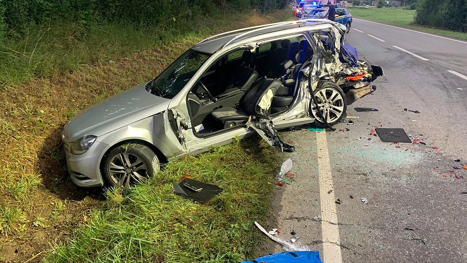 Bei dem Unfall waren drei Menschen teils schwer verletzt worden.