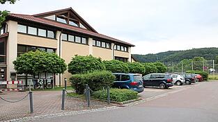Diese Parkpl&auml;tze neben der Mehrzweckhalle werden im kommenden Jahr einem Anbau weichen m&uuml;ssen.