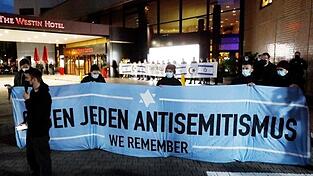 Nach Antisemitismus-Vorw&uuml;rfen versammelten sich Menschen vor dem 'Westin Hotel' Leipzig, um Solidarit&auml;t mit dem Musiker Gil Ofarim und Juden in Deutschland zu zeigen.