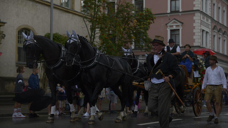Zahlreiche Musik- und Trachtengruppen zogen nach dreij&auml;hriger Pause am Freitagabend zum Festplatz Am Hagen.&nbsp;