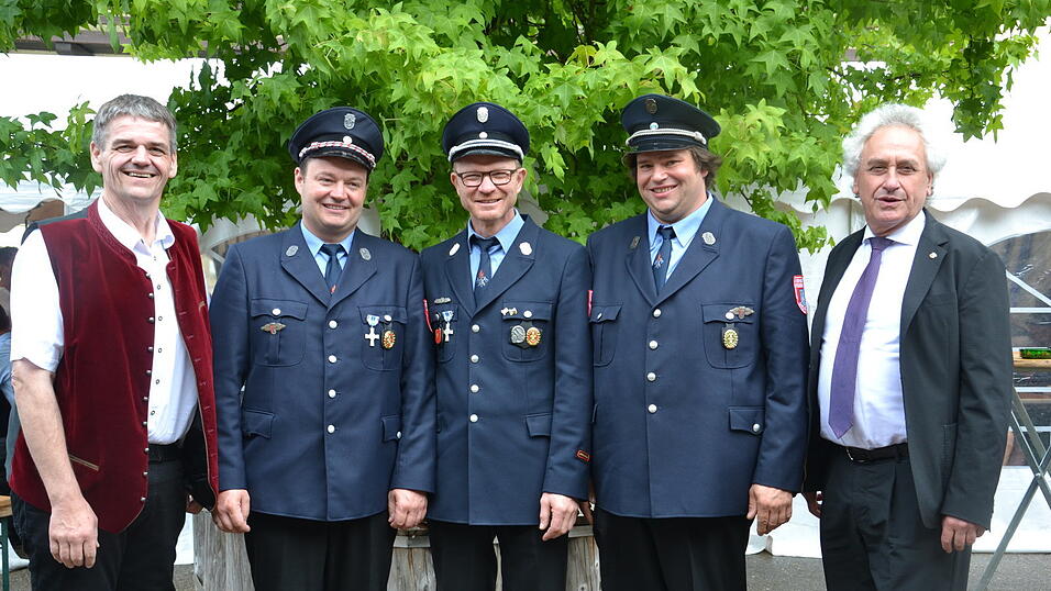 Landrat Helmut Petz (rechts) und Bürgermeister Michael Krumbucher (links) mit Vorsitzendem Ludwig Ostermeier sowie den beiden Kommandanten Christian Scharlach und Stefan Kreitmair (v. l.) am Rande des Festakts. Landrat Helmut Petz (rechts) und Bürgermeister Michael Krumbucher (links) mit Vorsitzendem Ludwig Ostermeier sowie den beiden Kommandanten Christian Scharlach und Stefan Kreitmair (v. l.) am Rande des Festakts.