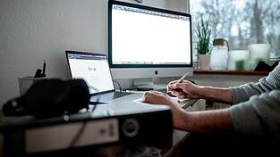 Die Arbeit im Homeoffice erleichtert es Beschäftigten, Beruf und Privatleben zu vereinbaren.