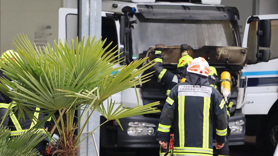 Die Feuerwehr wirft einen Blick in den Motorraum.