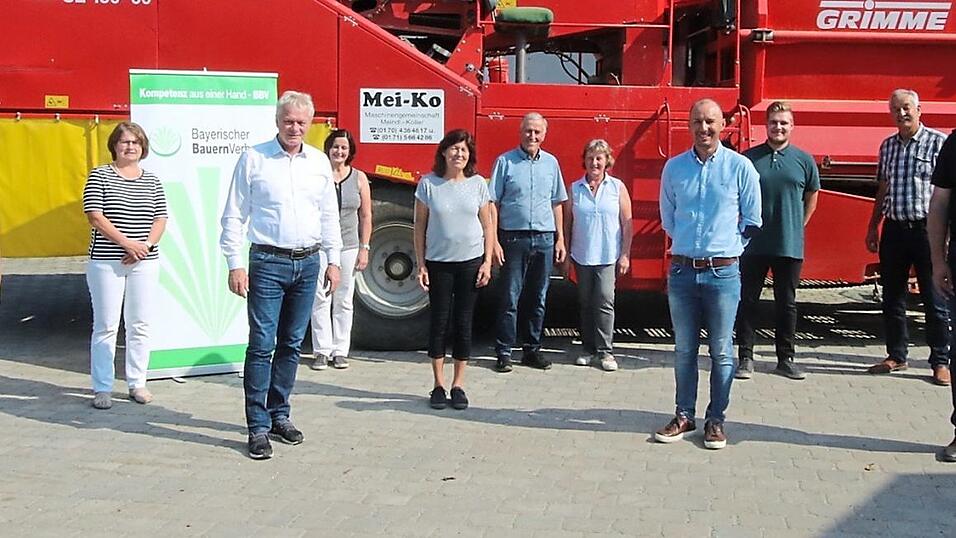 Die Bundestagskandidaten Johannes Spielbauer, MdB Alois Rainer, Helmut Muhr und MdB Erhard Grundl (vorne von links) stellten sich den Fragen des BBV, stellvertretende Kreisbäuerin Brigitte Landstorfer, BBV-Geschäftsführerin Ingrid Ecker, Kreisbäuerin Claudia Erndl, Eduard und Heidi Meindl, Markus Saller, BBV-Bezirkspräsident Gerhard Stadler und Sebastian Meindl. Die Bundestagskandidaten Johannes Spielbauer, MdB Alois Rainer, Helmut Muhr und MdB Erhard Grundl (vorne von links) stellten sich den Fragen des BBV, stellvertretende Kreisbäuerin Brigitte Landstorfer, BBV-Geschäftsführerin Ingrid Ecker, Kreisbäuerin Claudia Erndl, Eduard und Heidi Meindl, Markus Saller, BBV-Bezirkspräsident Gerhard Stadler und Sebastian Meindl.