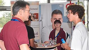 Beim Ausbildungstag 2023 gaben die Handwerksbetriebe an den Infoständen Auskünfte für die interessierten Schüler. Beim Ausbildungstag 2023 gaben die Handwerksbetriebe an den Infoständen Auskünfte für die interessierten Schüler.