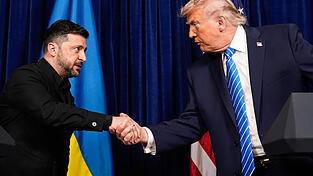 US-Pr&auml;sident Donald Trump (r.) und Wolodymyr Selenskyj, Pr&auml;sident der Ukraine. War und ist das Land f&uuml;r die USA nur Mittel zum Zweck? (Archivbild)