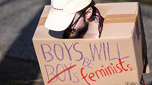 Boys will be Boys? Ein Teilnehmer einer Frauentagsdemonstration spricht sich daf&uuml;r aus, dass Jungs lieber Feministen werden. (Archivbild)