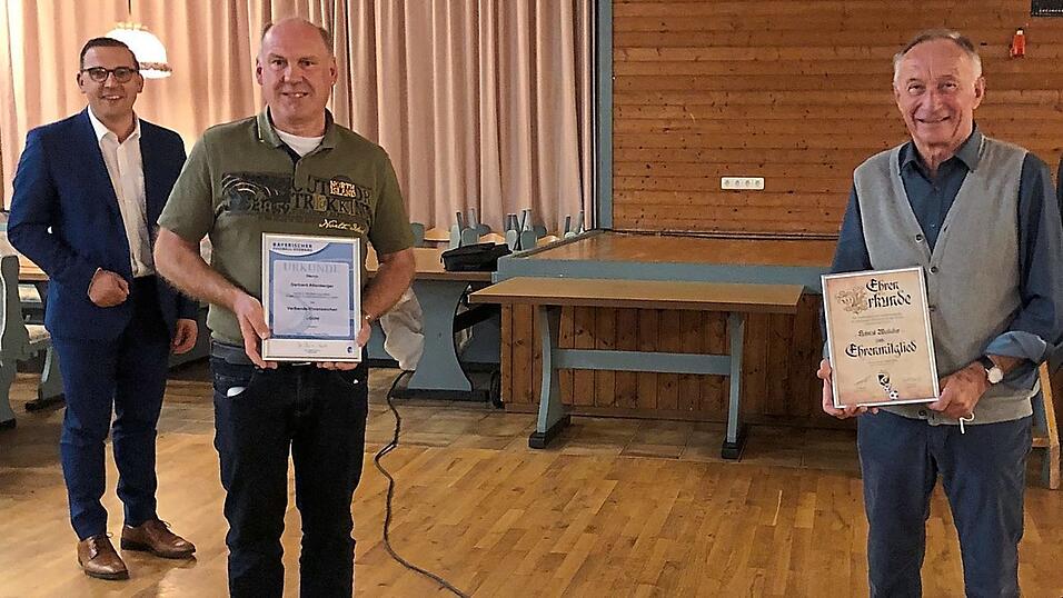 B&uuml;rgermeister Christoph Brunner (l.) und Ehrenamtsbeauftragter Josef Stadler (r.) gratulierten Gerhard Attenberger zum Verbandsehrenzeichen in Gold (2.v.l.) und dem neuen Ehrenmitglied Helmut Weileder.