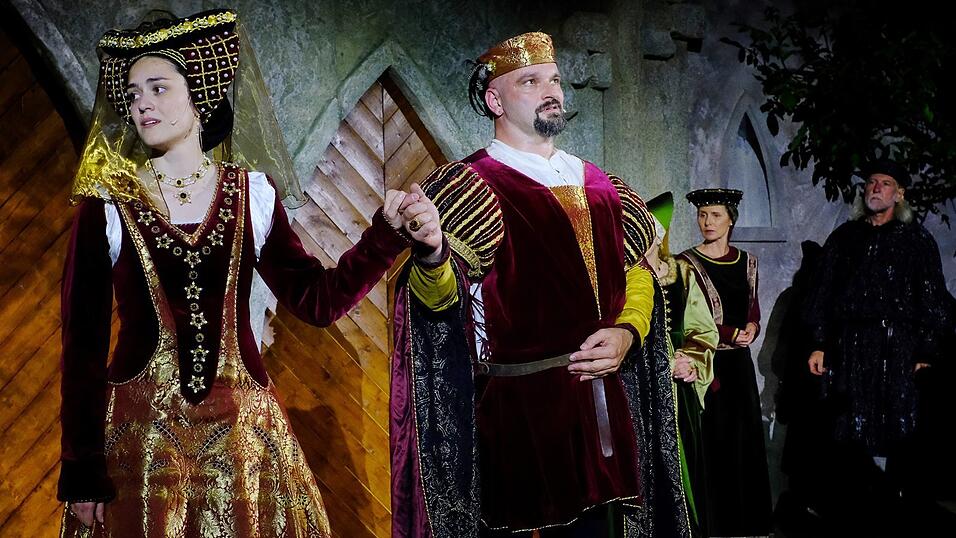 Die Schlüsselszene des Festspiels: Die Baderstochter ist zum ersten Mal mit einer Haube in der Öffentlichkeit. Somit weiß jeder, dass sie nun verheiratet ist. Die Schlüsselszene des Festspiels: Die Baderstochter ist zum ersten Mal mit einer Haube in der Öffentlichkeit. Somit weiß jeder, dass sie nun verheiratet ist.