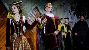 Die Schlüsselszene des Festspiels: Die Baderstochter ist zum ersten Mal mit einer Haube in der Öffentlichkeit. Somit weiß jeder, dass sie nun verheiratet ist. Die Schlüsselszene des Festspiels: Die Baderstochter ist zum ersten Mal mit einer Haube in der Öffentlichkeit. Somit weiß jeder, dass sie nun verheiratet ist.