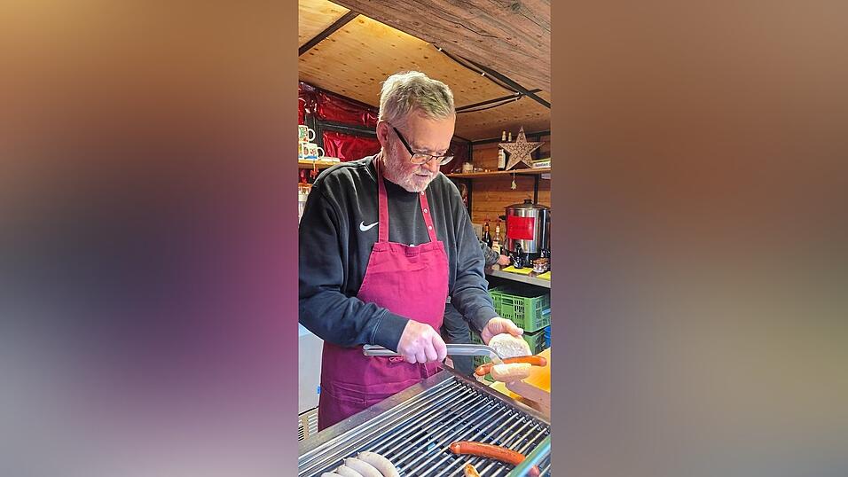 &bdquo;Senf oder Meerrettich?&ldquo; hei&szlig;t es bei Grillmeister Josef Koller.