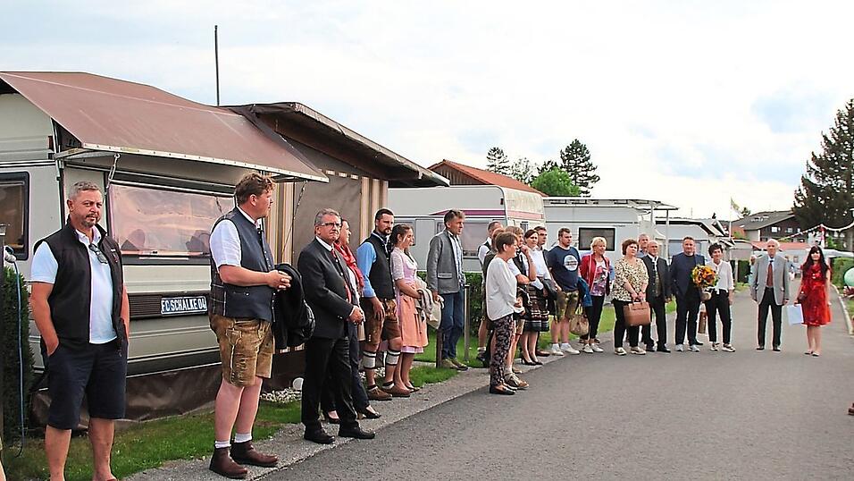 André Notka führt die Gäste der Einweihungsfeier durch den See-Campingpark. André Notka führt die Gäste der Einweihungsfeier durch den See-Campingpark.