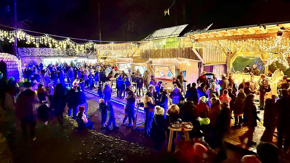 Herrliches Ambiente auf der Waldbühne: Wo im Sommer Märchen lebendig werden, herrschte am Wochenende Weihnachtsstimmung Herrliches Ambiente auf der Waldbühne: Wo im Sommer Märchen lebendig werden, herrschte am Wochenende Weihnachtsstimmung