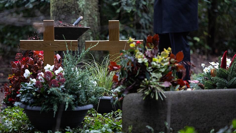 Die an den Gräbern angebrachten QR-Codes können laut Polizei nur schwer entfernt werden. (Symbolbild) Die an den Gräbern angebrachten QR-Codes können laut Polizei nur schwer entfernt werden. (Symbolbild)