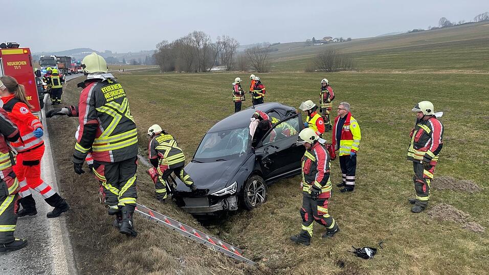 Das Fahrzeug habe sich &uuml;berschlagen und sei im Stra&szlig;engraben auf den R&auml;dern zum Stehen gekommen.