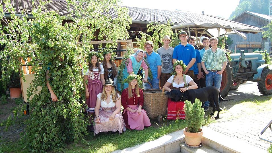 Die Landjugend Wiesing pflegt den alten Brauch. Der in Birkenzweige eingeh&uuml;llte Pfingstl zieht samt den 'Weisern' und dem 'Bettelweib' mit Kirm durchs Dorf.