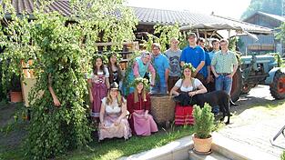 Die Landjugend Wiesing pflegt den alten Brauch. Der in Birkenzweige eingeh&uuml;llte Pfingstl zieht samt den 'Weisern' und dem 'Bettelweib' mit Kirm durchs Dorf.