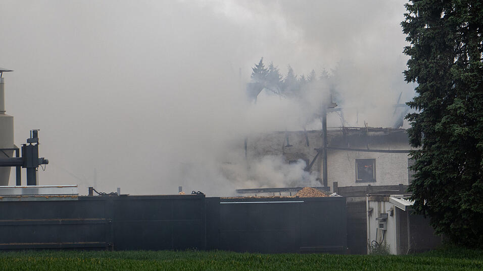 Zunächst war in der Alarmierung lediglich von einem Dachstuhlbrand die Rede. Bei Ankunft der Einsatzkräfte stand die Anlage aber bereits in Vollbrand.