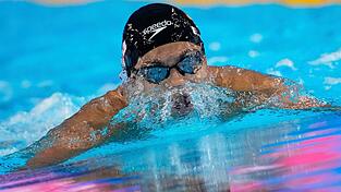 Anna Elendt gewinnt Gold über 100 Meter Brust.