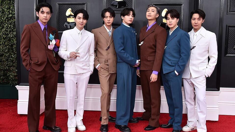 Erfolg vor der Wehrdienstpause: Die Band BTS kommt zu den 64th Annual Grammy Awards im Jahr 2022. (Archivfoto) Erfolg vor der Wehrdienstpause: Die Band BTS kommt zu den 64th Annual Grammy Awards im Jahr 2022. (Archivfoto)